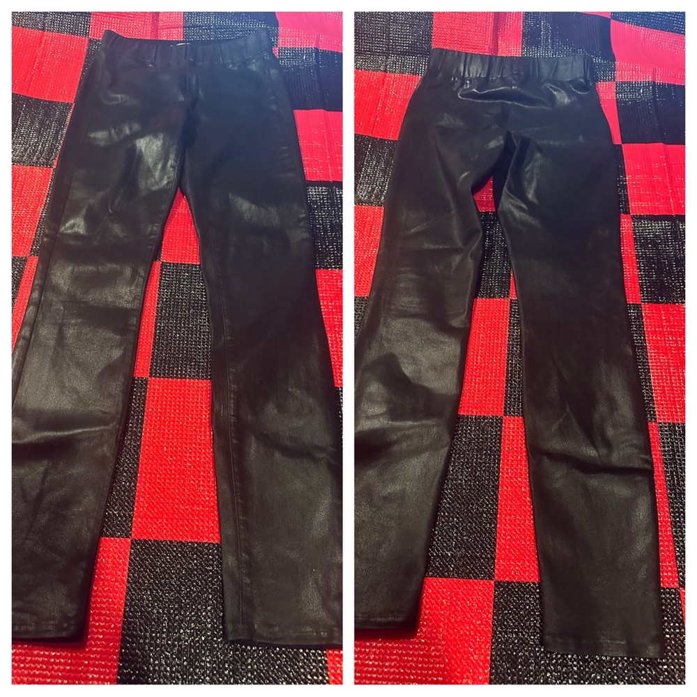 L’AGENCE Rochelle High Rise Pull-On Leggings
Black coated size XS/TP
Inseam 29”